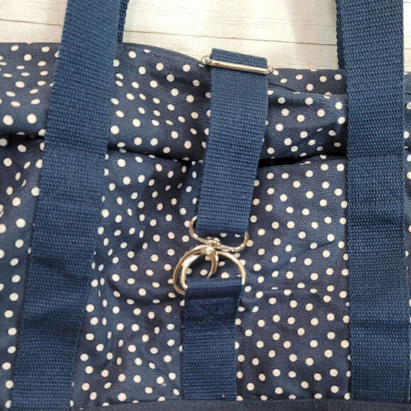 THIRTY-ONE BAGS FOLD OVER WEEKENDER BAG in NAVY DANCING DOTS "I ♡ WEEKENDS" - Picture 7 of 16
